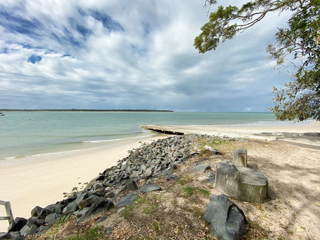 Stafford Hall - Burrum Heads- Riverfront- 3br- Great Views