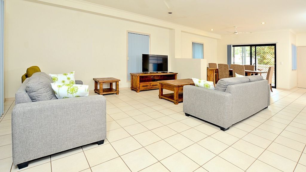 Breeze In - Burrum Heads - Close to Beach- 3BR - Modern Unit