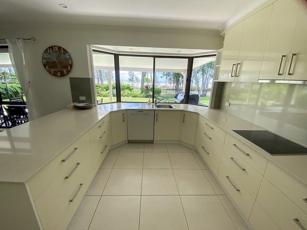 Bay Vista - Burrum Heads- Beachfront- 3 Br-aircon-pets Welcome