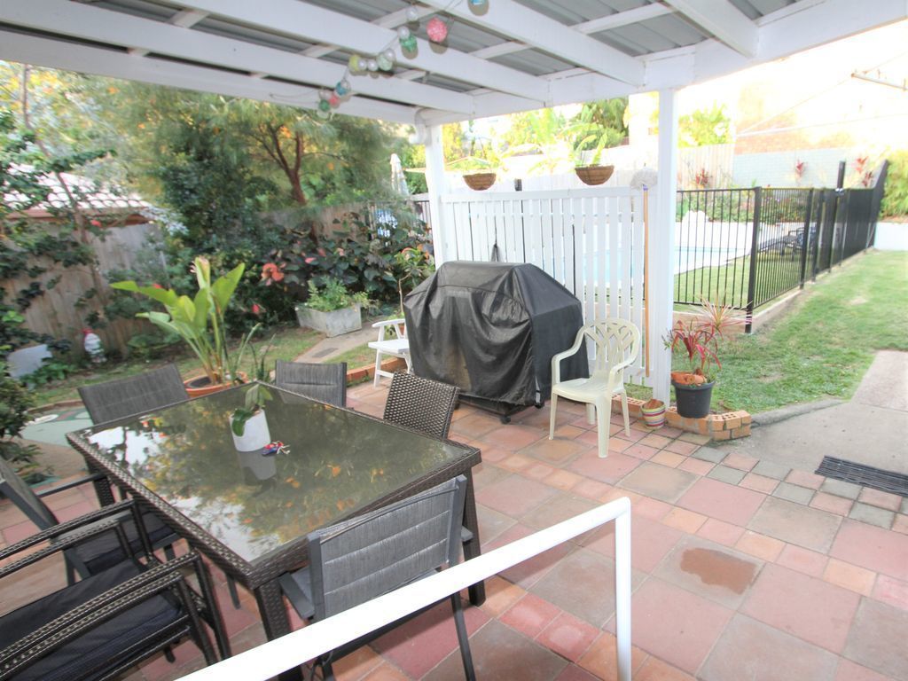 Moffat Beach House 3 Minute Walk: Cafes, Brewery, Park, Beach, Pool, A/c, Pets!