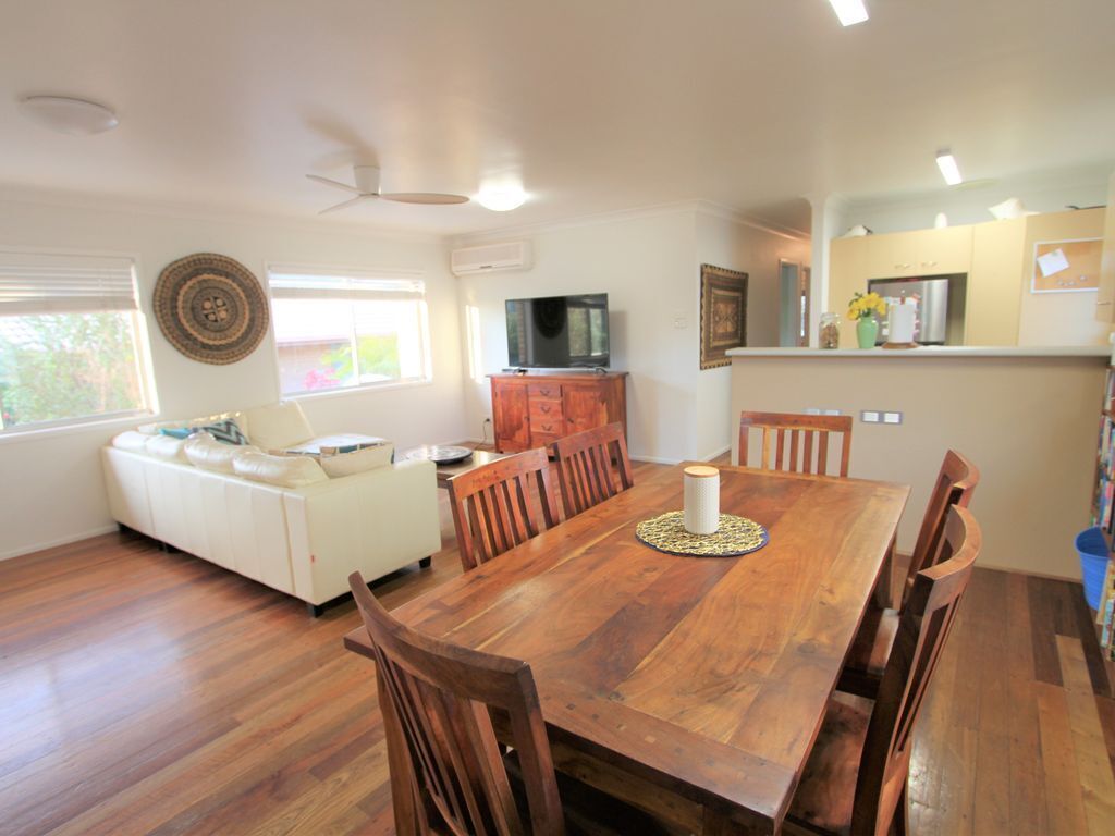 Moffat Beach House 3 Minute Walk: Cafes, Brewery, Park, Beach, Pool, A/c, Pets!