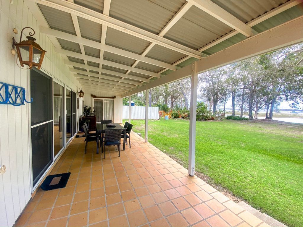 Riverside - Burrum Heads- Riverfront - 3BR - River Fishing..