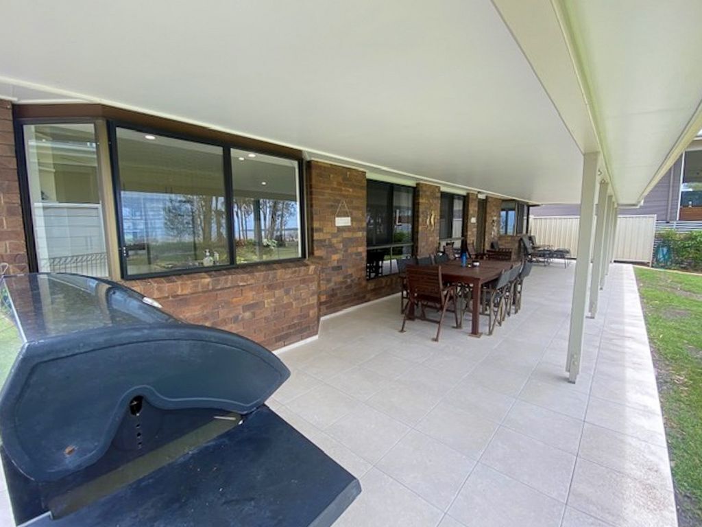 Bay Vista - Burrum Heads- Beachfront- 3 Br-aircon-pets Welcome