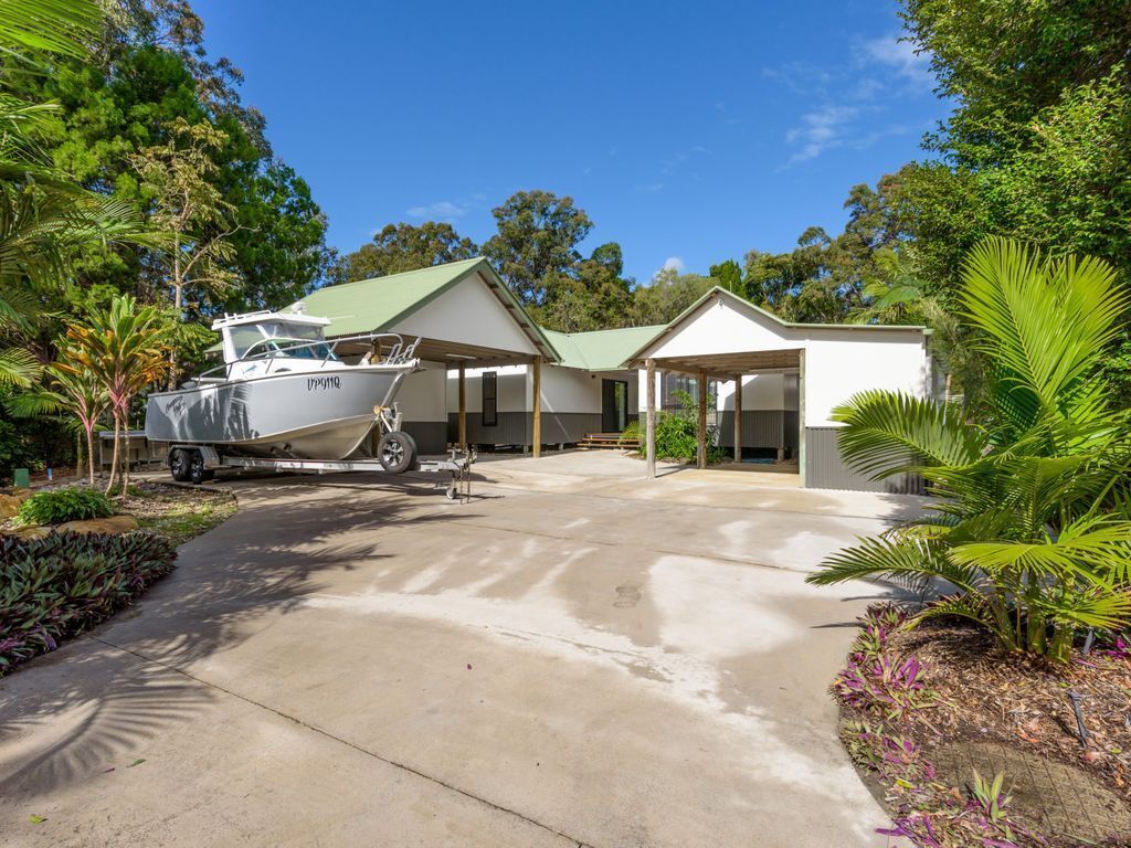 11 Satinwood Drive - Family Home, Swimming Pool, Sandstone Fire Pit, Mini Golf Course & Games Room