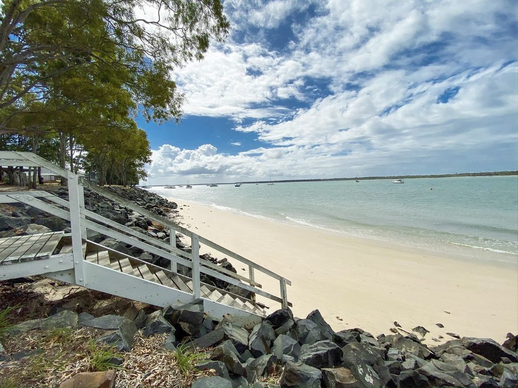 Stafford Hall - Burrum Heads- Riverfront- 3br- Great Views