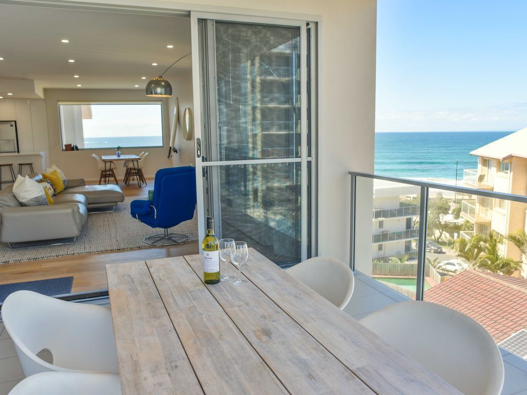 🌴 Spacious living with stunning views Over Kings Beach 🌴1 min to beach cafes and