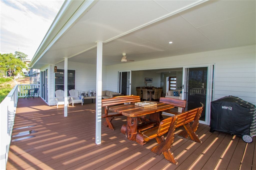 The Boat House - Luxury 3 Bedroom Hampton Style Beach House With Stunning Ocean & Hinterland Views