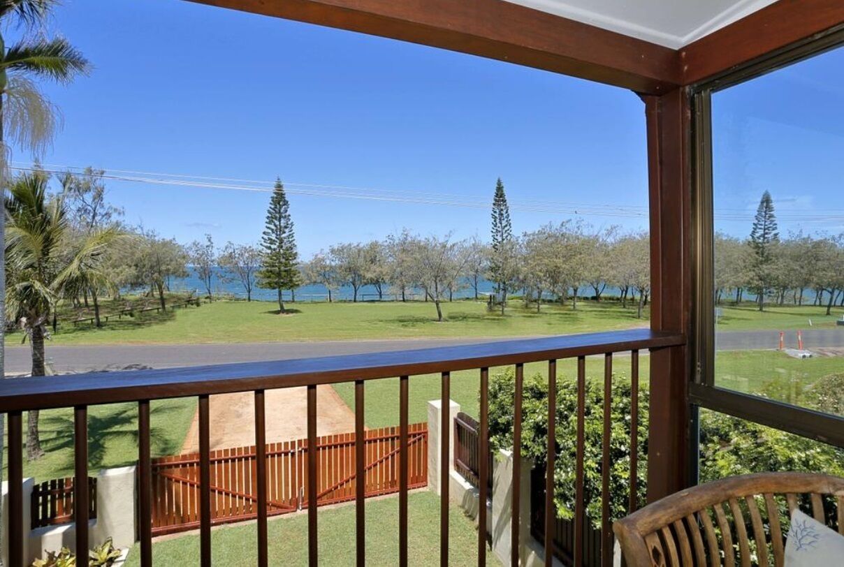 Absolute ocean front, dual living inc stunning pool, pet friendly