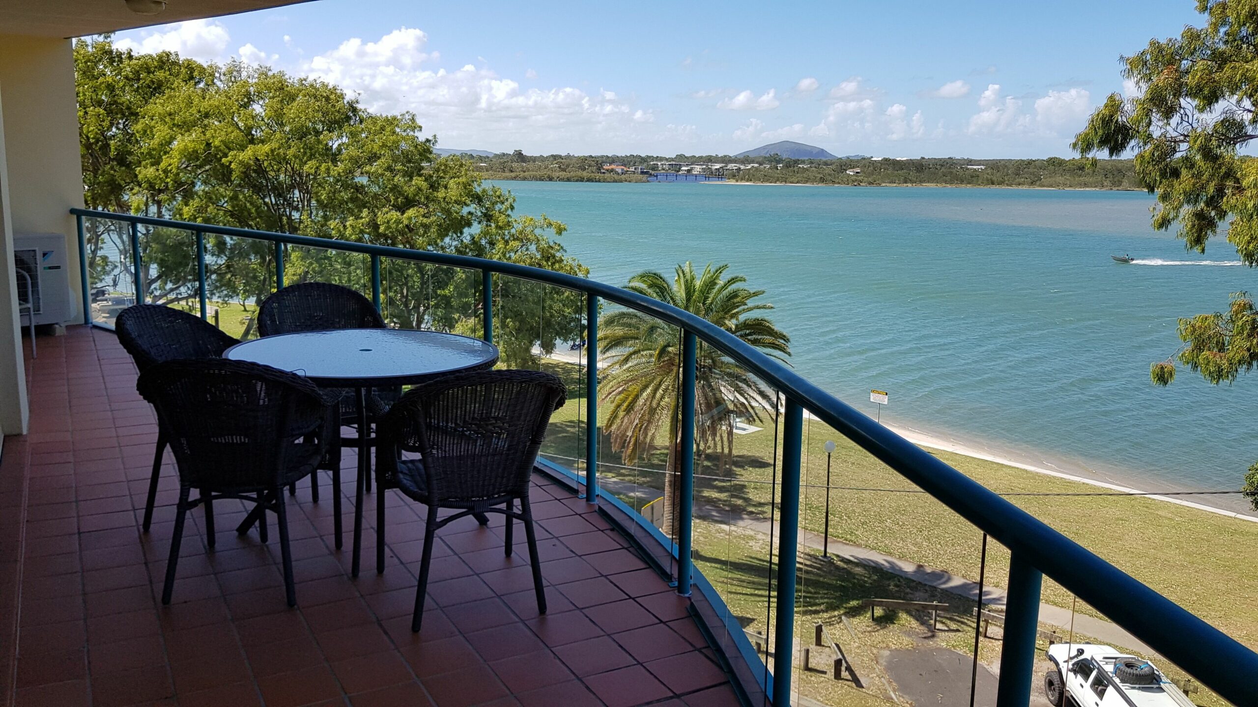 180 degree Maroochy Waterfront 2 Bedroom Apartment with air/c and secure parking