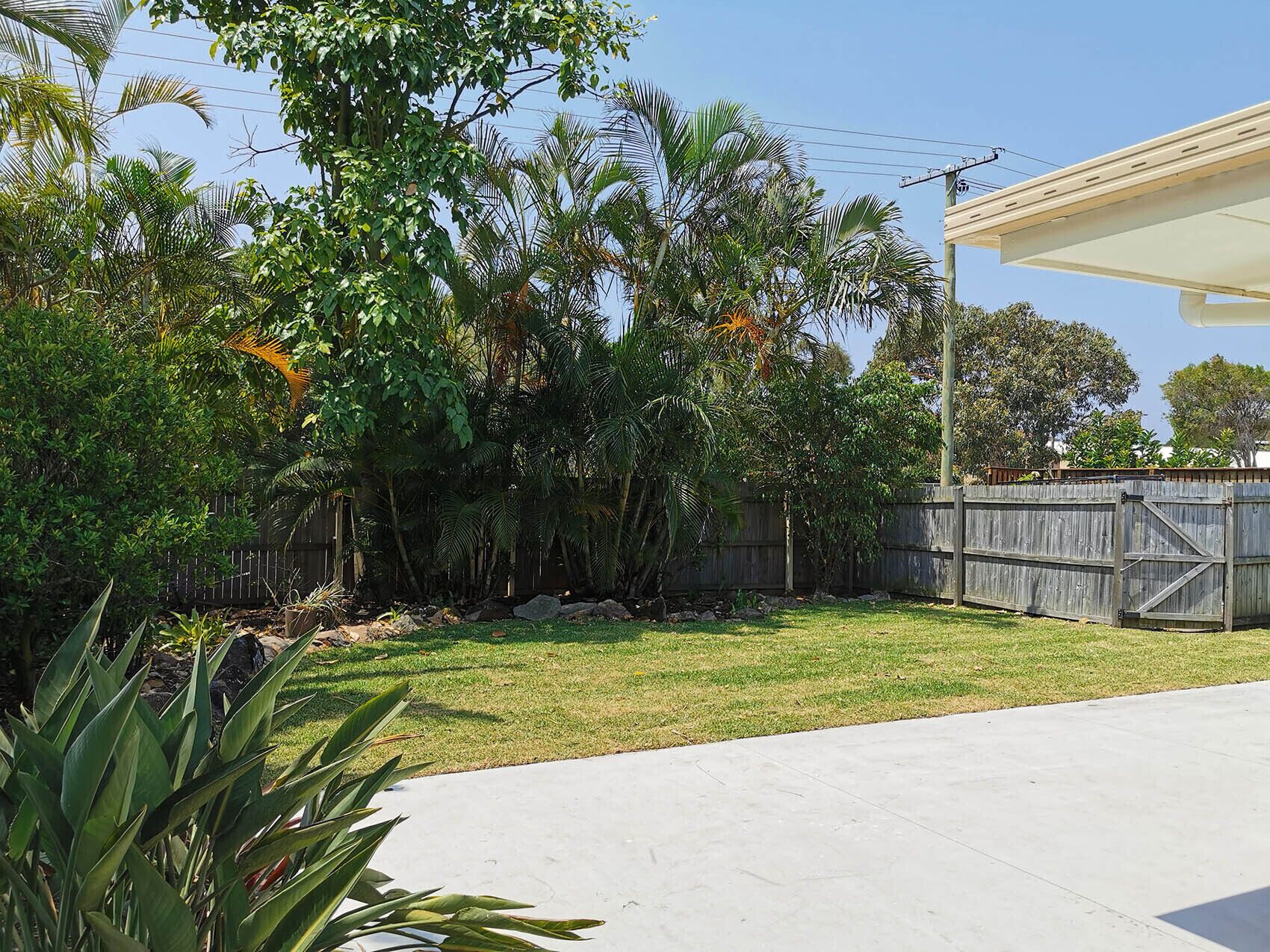 Dog friendly, spacious duplex, close to beautiful Currimundi beach.