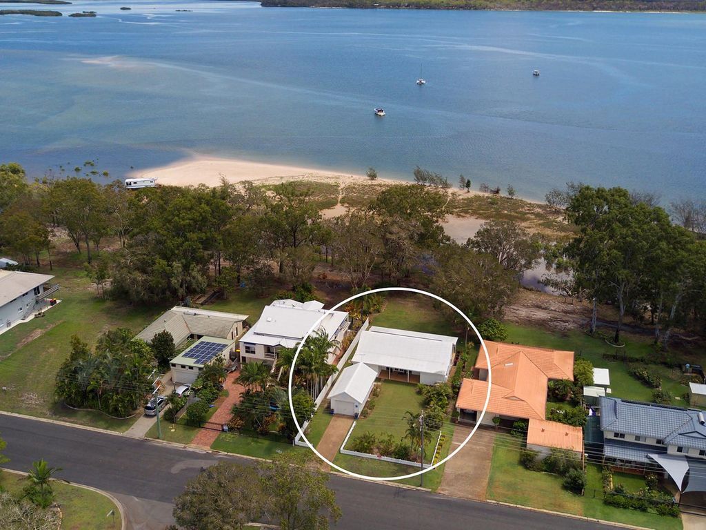 Riverside - Burrum Heads- Riverfront - 3BR - River Fishing..