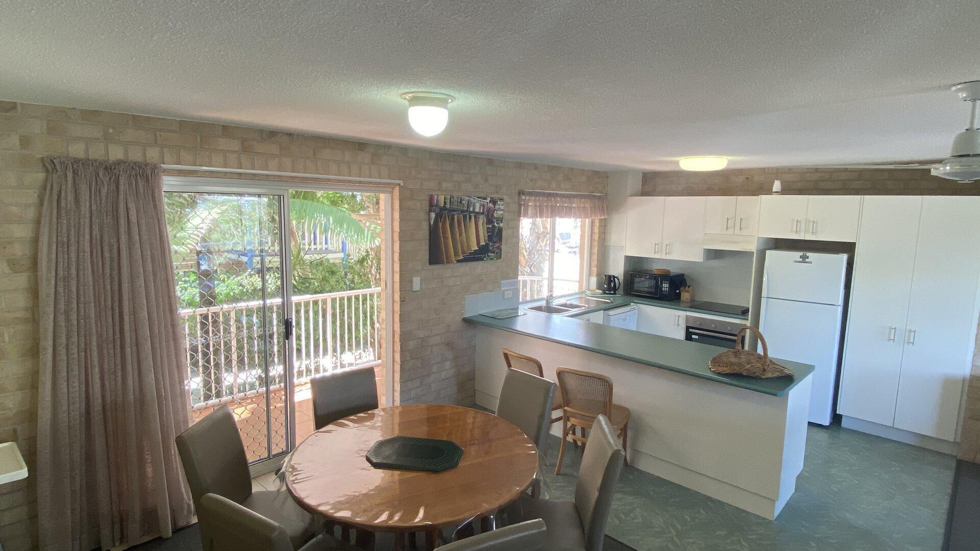 Beachside 2 - Three Bedroom Budget Unit With Wifi Only One Street Away From the Beach!