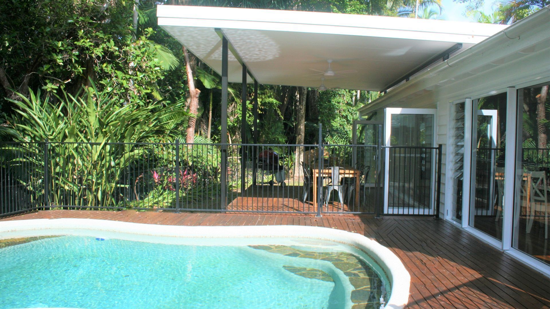 Atoll Close, 4 bedrooms, free WiFi, Private Pool, walk to beach, Foxtel