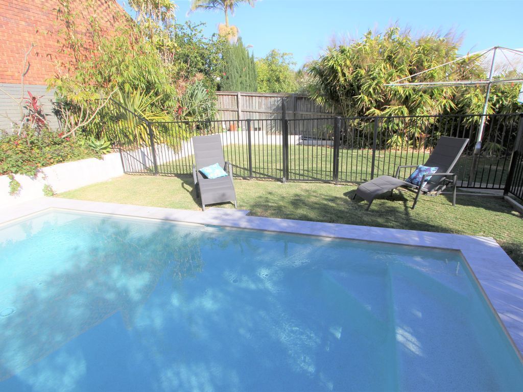 Moffat Beach House 3 Minute Walk: Cafes, Brewery, Park, Beach, Pool, A/c, Pets!