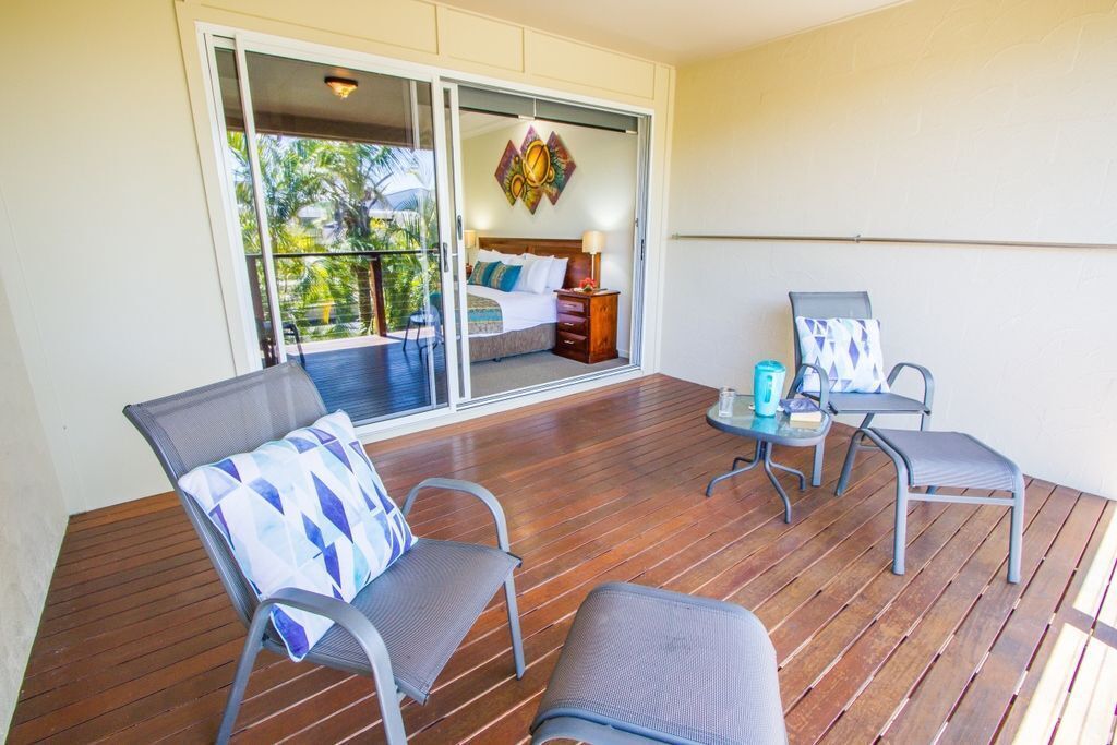 Auski - 2 Bedroom Modern Self Contained Family Unit in Tropical Resort, Short Walk to the Beach