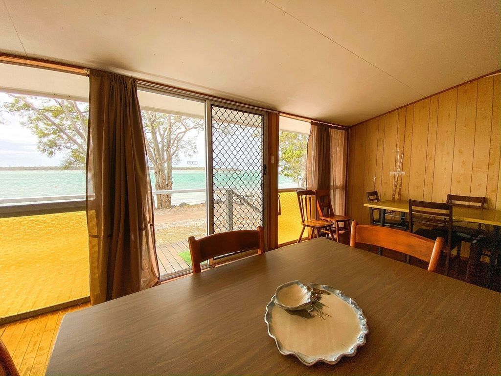 Stafford Hall - Burrum Heads- Riverfront- 3br- Great Views