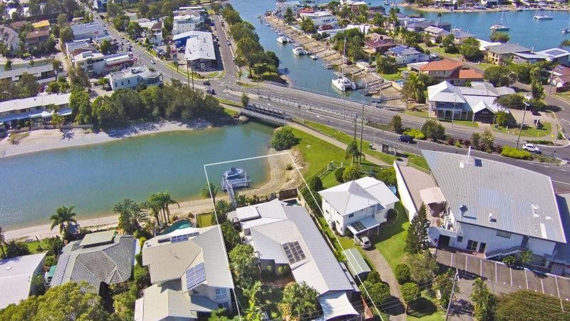 Coorumbong 16 - Five Bedroom House in Mooloolaba w/ Pool + Wifi and Private Pontoon