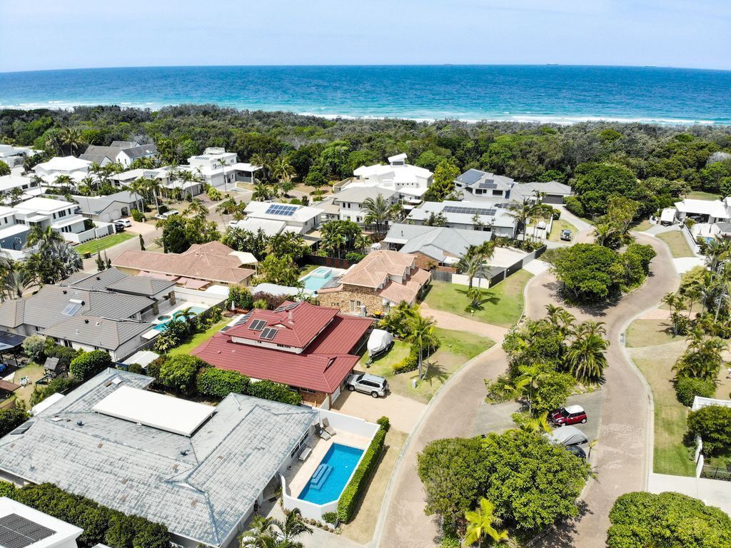 Relax at Bokarina Beach House ? Walk to Beach? Relax by the Pool