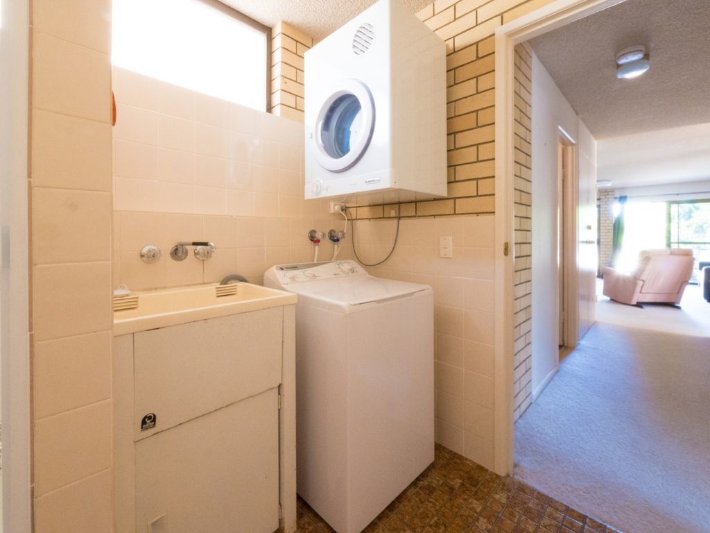 Golden Shores Unit 3, 21 Landsborough Parade