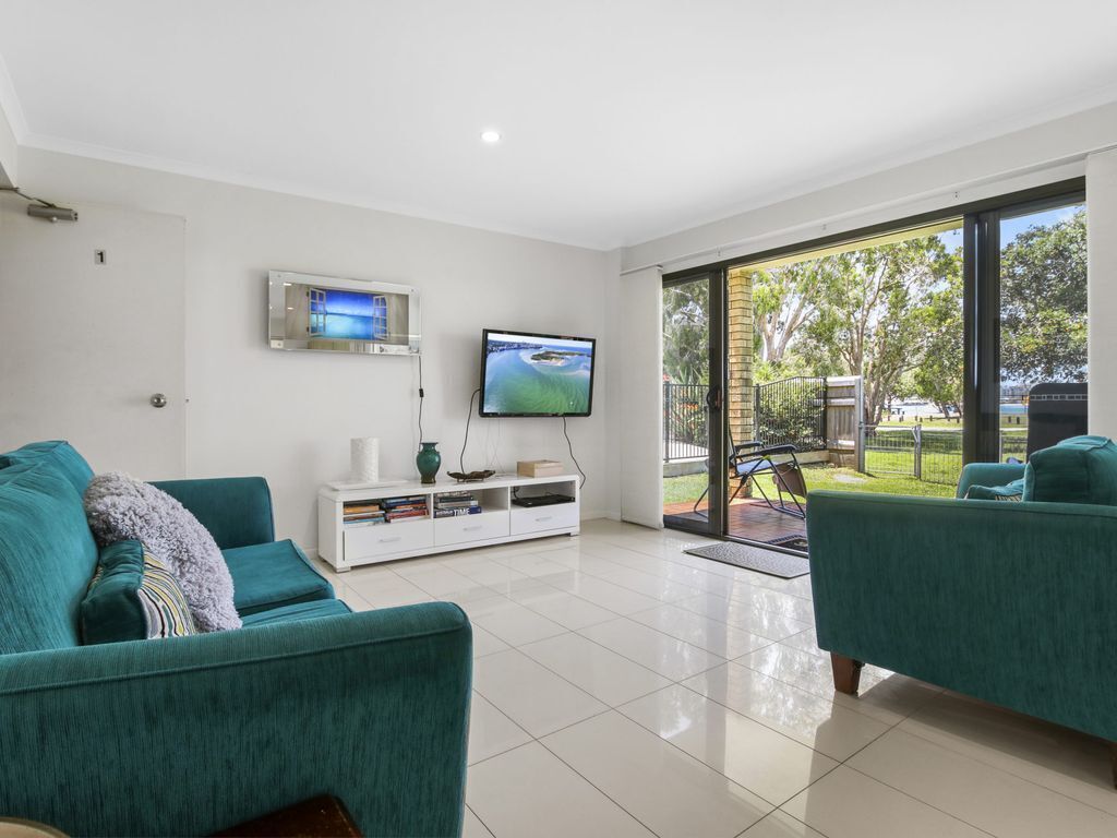 Golden Shores Unit 1, 21 Landsborough Parade