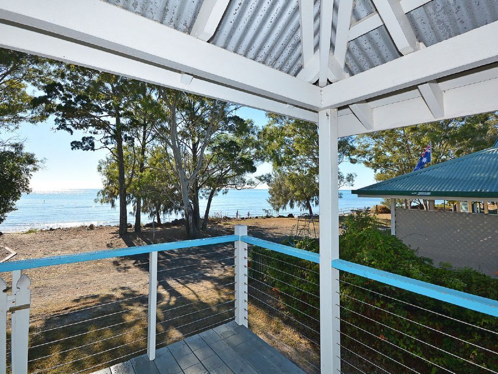 The Perfect Spot - Burrum Heads- Beachfront - 4 BR - Large Yard