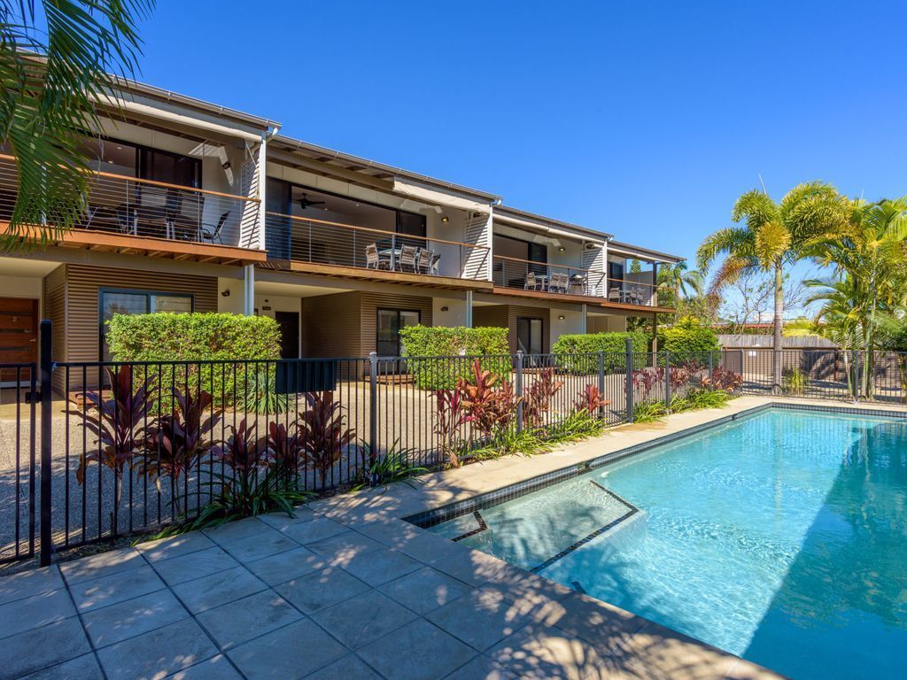Unit 4 Rainbow Surf - Modern, Double Storey Townhouse With Large Shared Pool, Close to Beach and Shop