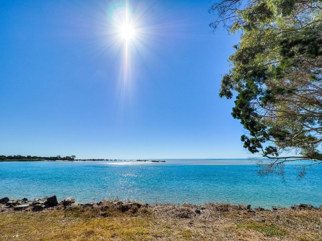 Top Of The Tide - Toogoom- Waterfront- 5br- Aircon- Lift