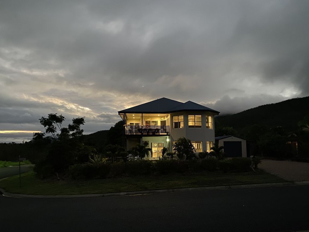 Serene Home in the Peaceful, Private Suburb of Hydeaway Bay