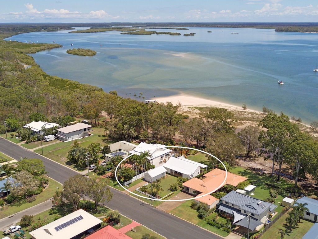 Riverside – Burrum Heads- Riverfront – 3BR – River Fishing..