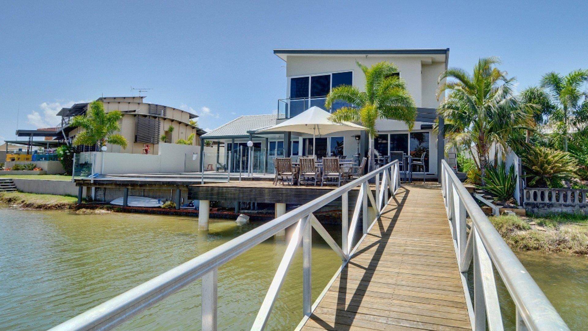 Coorumbong 36 - Six Bedrom Home W/ Pool+ Wifi+ Private Pontoon+ Pool Table and BBQ