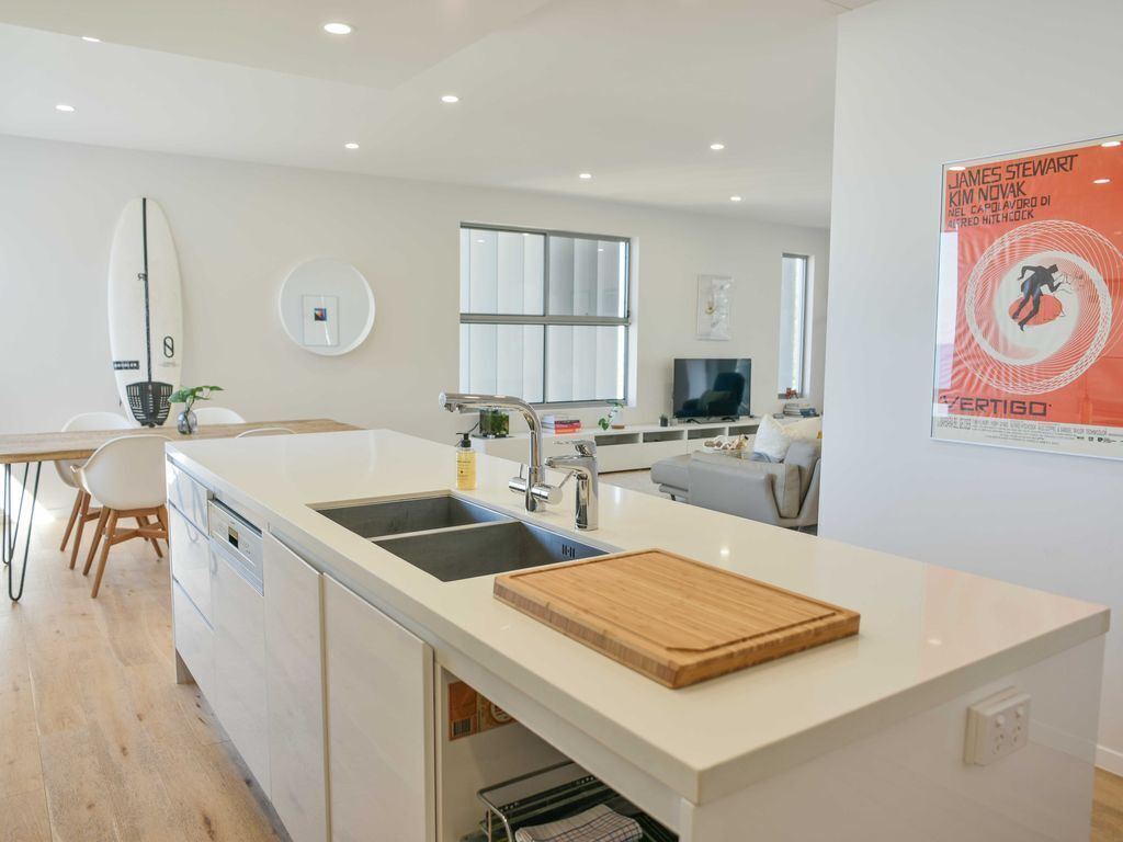 🌴 Spacious living with stunning views Over Kings Beach 🌴1 min to beach cafes and