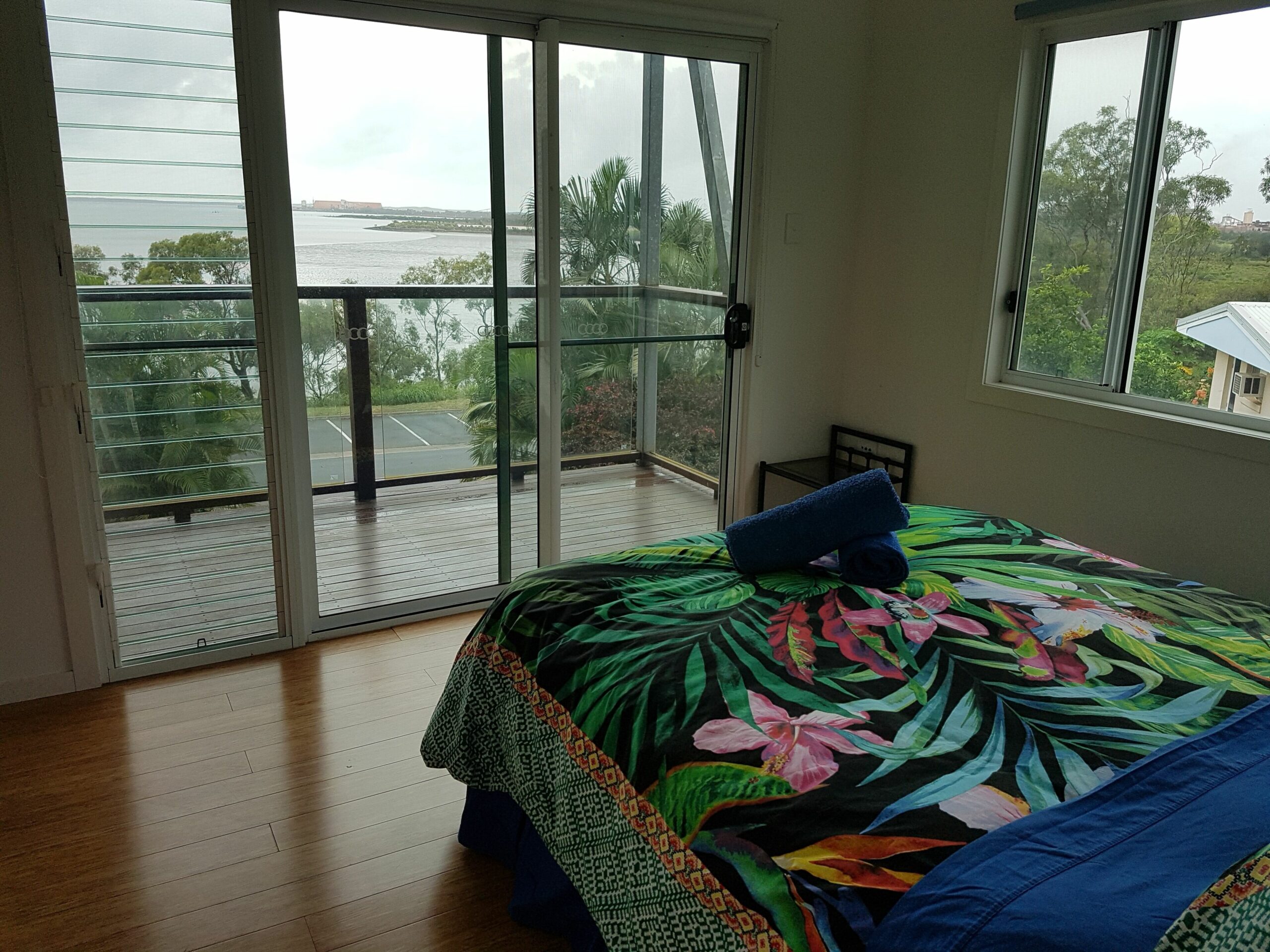 Pet friendly fully furnished unit with harbour views and sea breezes