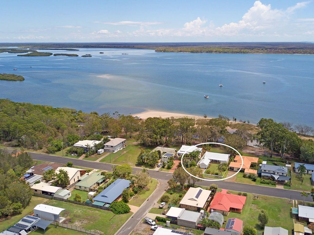 Riverside - Burrum Heads- Riverfront - 3BR - River Fishing..