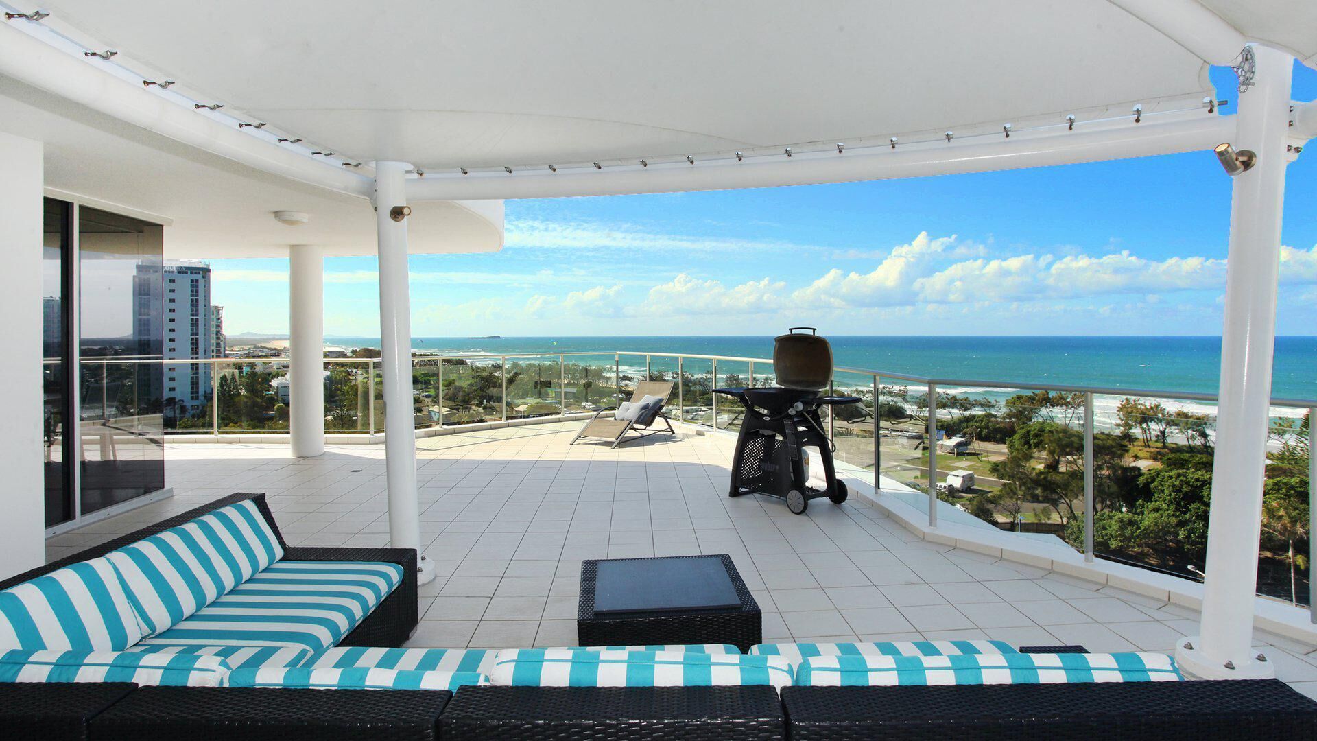 Sebel 808 - Two Bedroom Resort Unit with Amazing Ocean views + Wifi + Aircon and BBQ