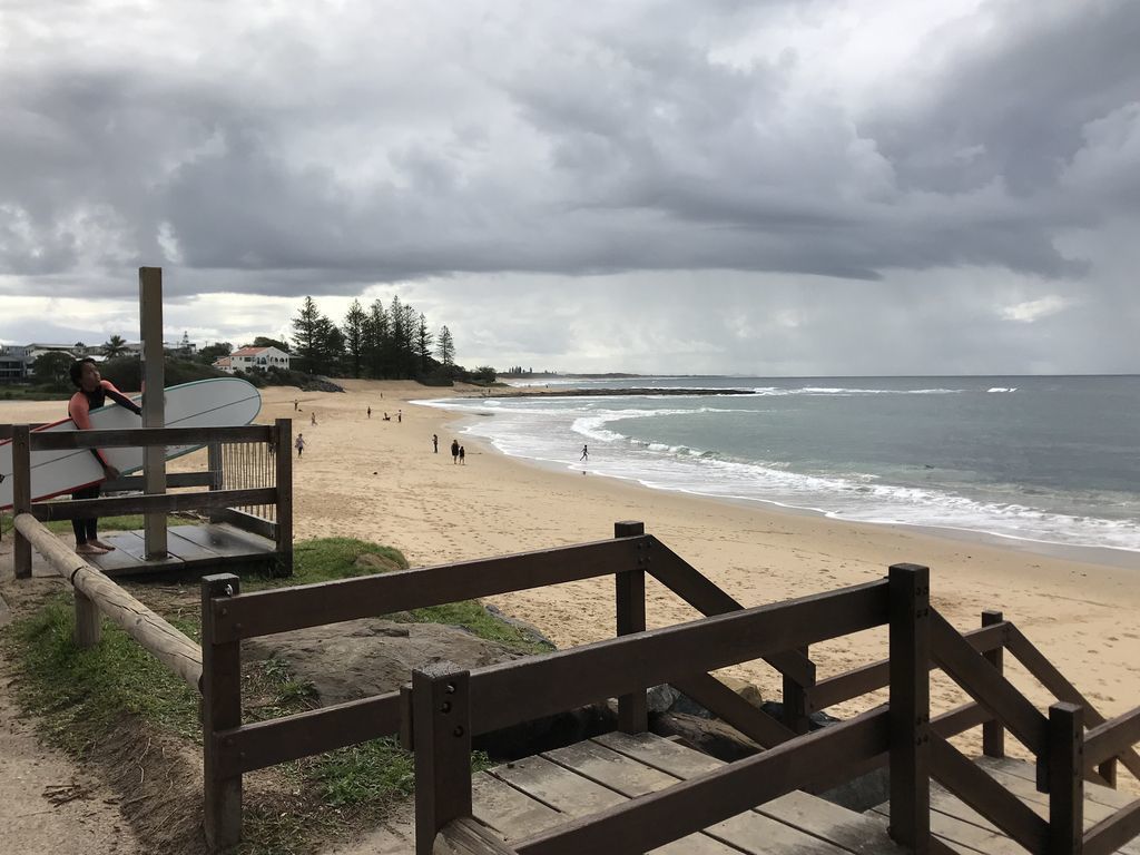 Moffat Beach House 3 Minute Walk: Cafes, Brewery, Park, Beach, Pool, A/c, Pets!