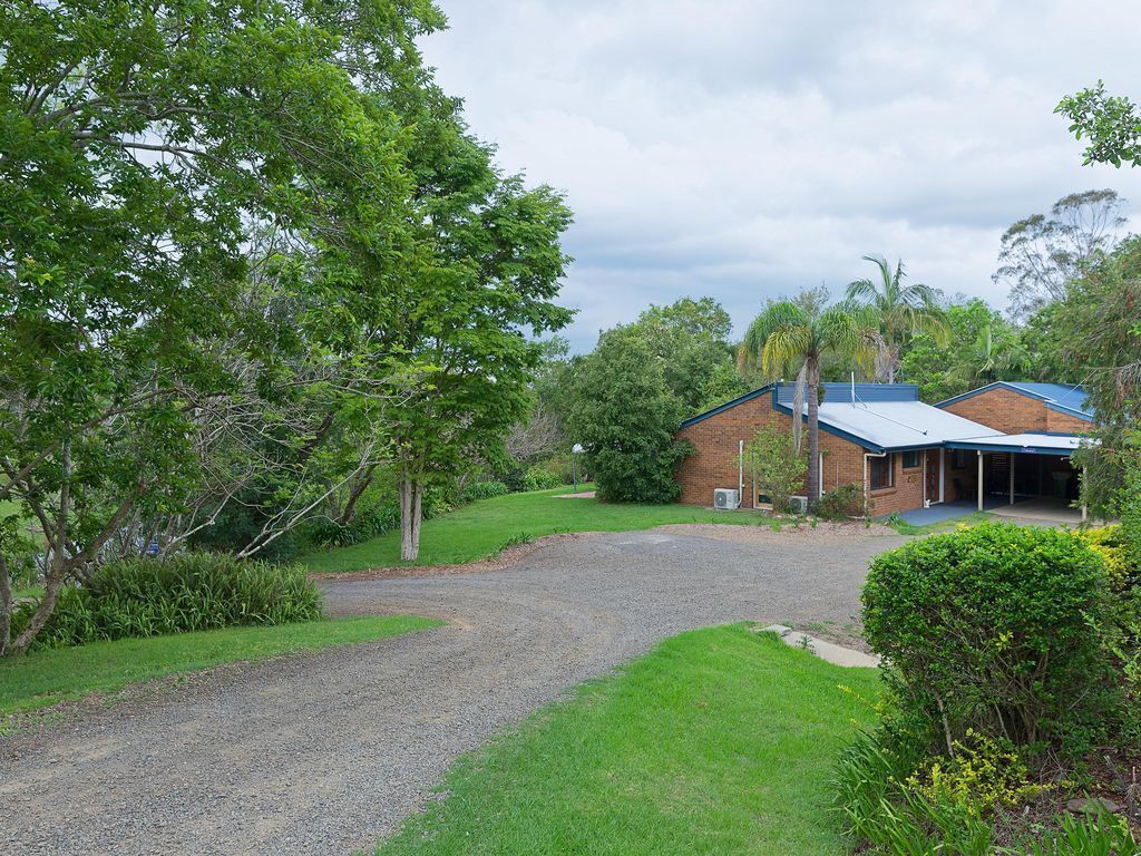 Farmhouse - 2 Bedroom House With Sleep Out off Living - Self Contained 2 Bedroom Cottage With two Queen Beds, Sleep out off Living Area With Tribunk and Outdoor Fire pit