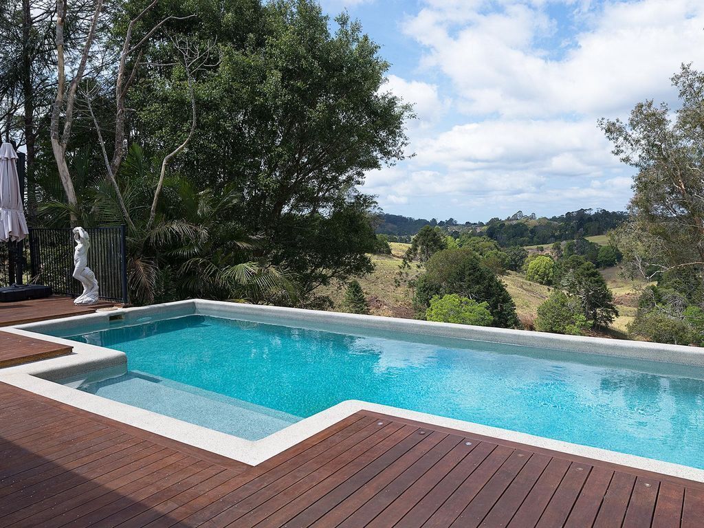 Maleny Holiday House - 4 Bedroom House - 4 Bedroom Self Contained House With 3 Queen Beds Plus 2 Single Beds, Indoor Fire Place, Outdoor Fire pit Plus Private Swimming Pool