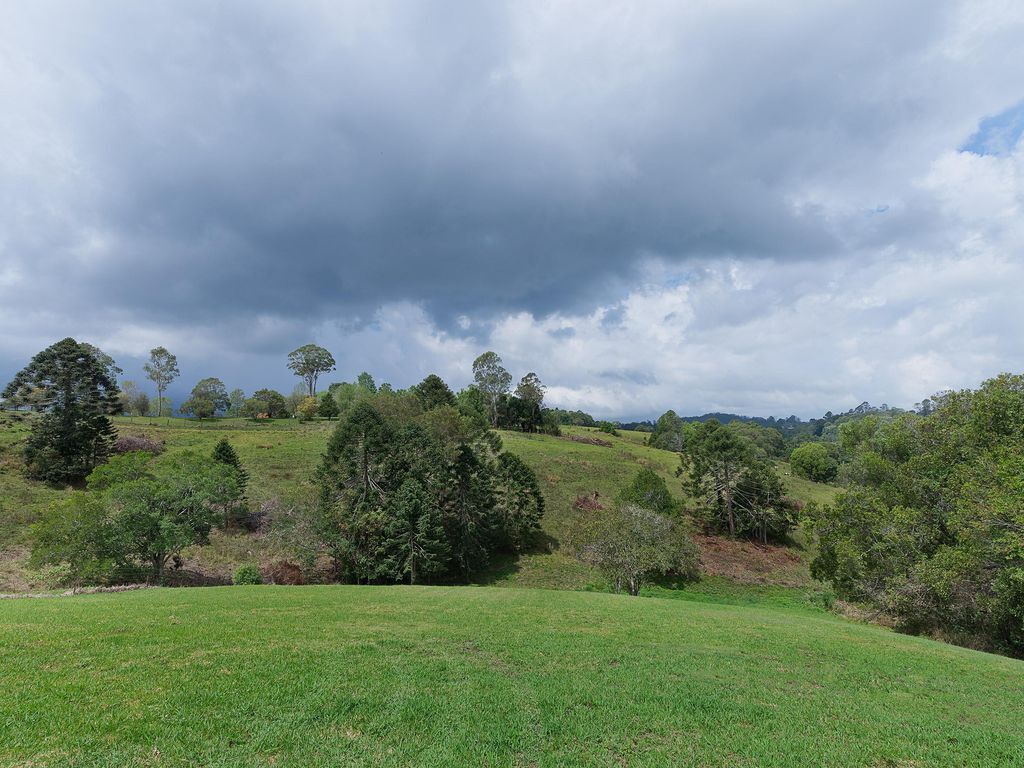 Maleny Holiday House - 4 Bedroom House - 4 Bedroom Self Contained House With 3 Queen Beds Plus 2 Single Beds, Indoor Fire Place, Outdoor Fire pit Plus Private Swimming Pool