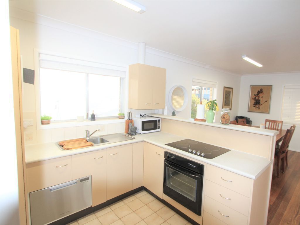 Moffat Beach House 3 Minute Walk: Cafes, Brewery, Park, Beach, Pool, A/c, Pets!