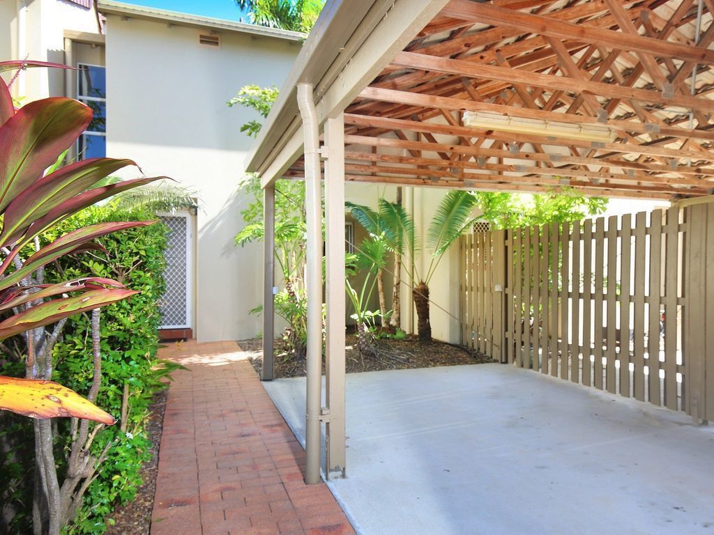 Resort Style - The Oasis Resort Villa 7, 2 Landsborough Pde