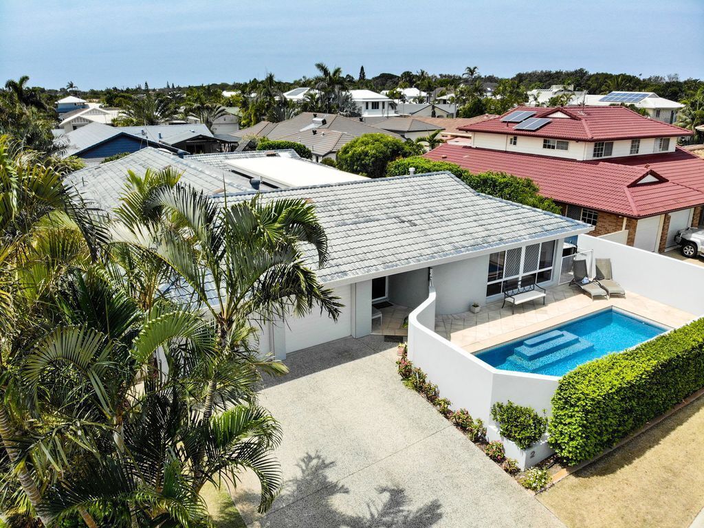 Relax at Bokarina Beach House ? Walk to Beach? Relax by the Pool