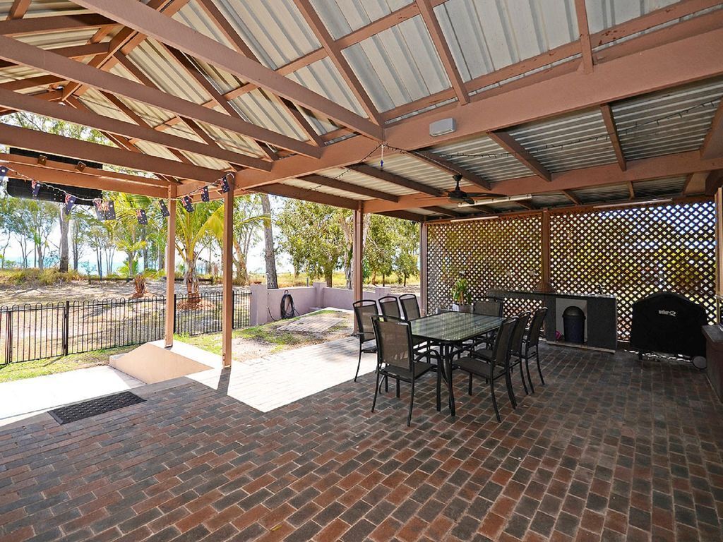 Sand n Sea - Burrum Heads- Beachfront - 4br- Aircon