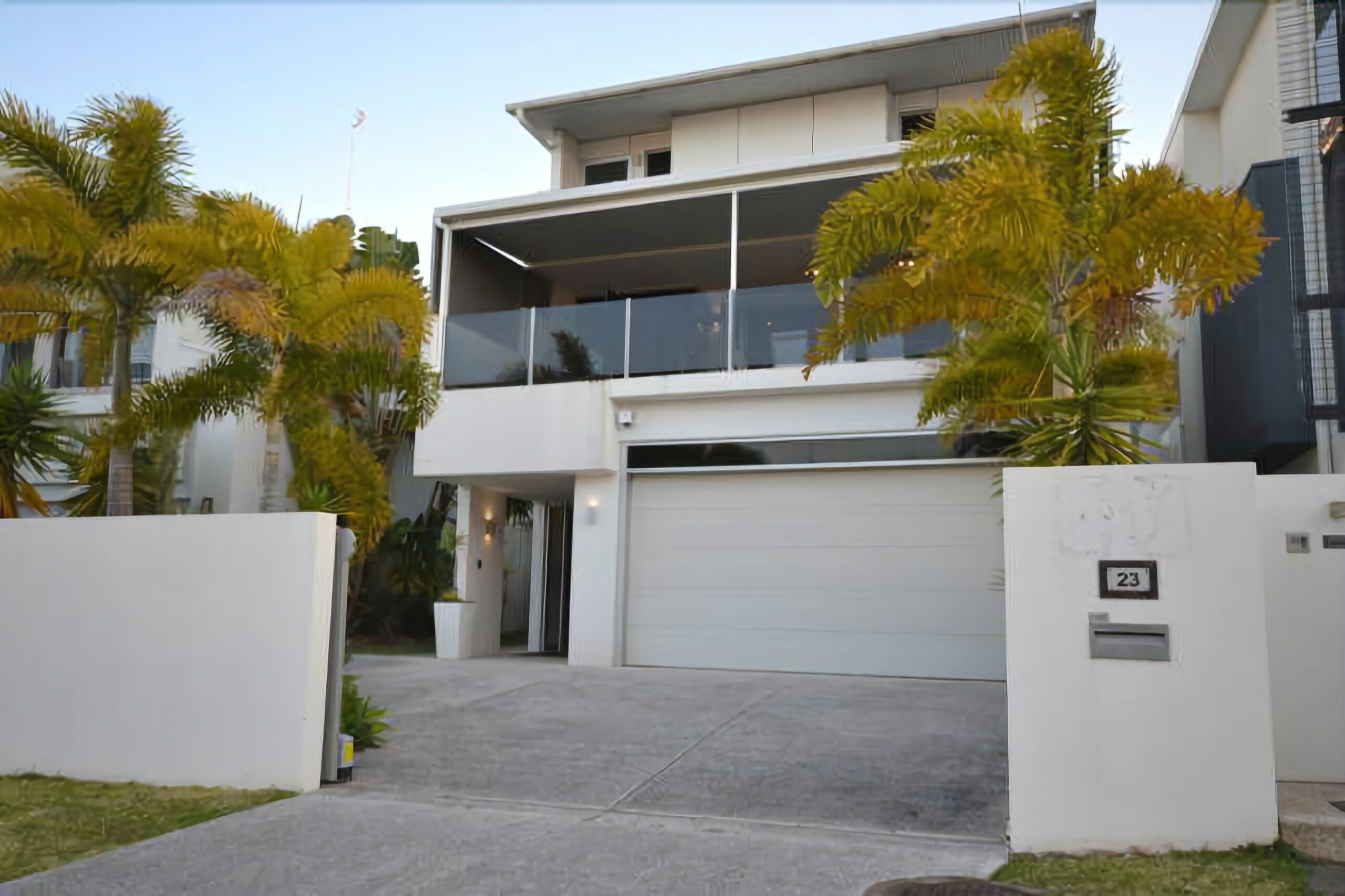 ALEX BEACH HOUSE Sunshine Coast Holiday House Guests: 14