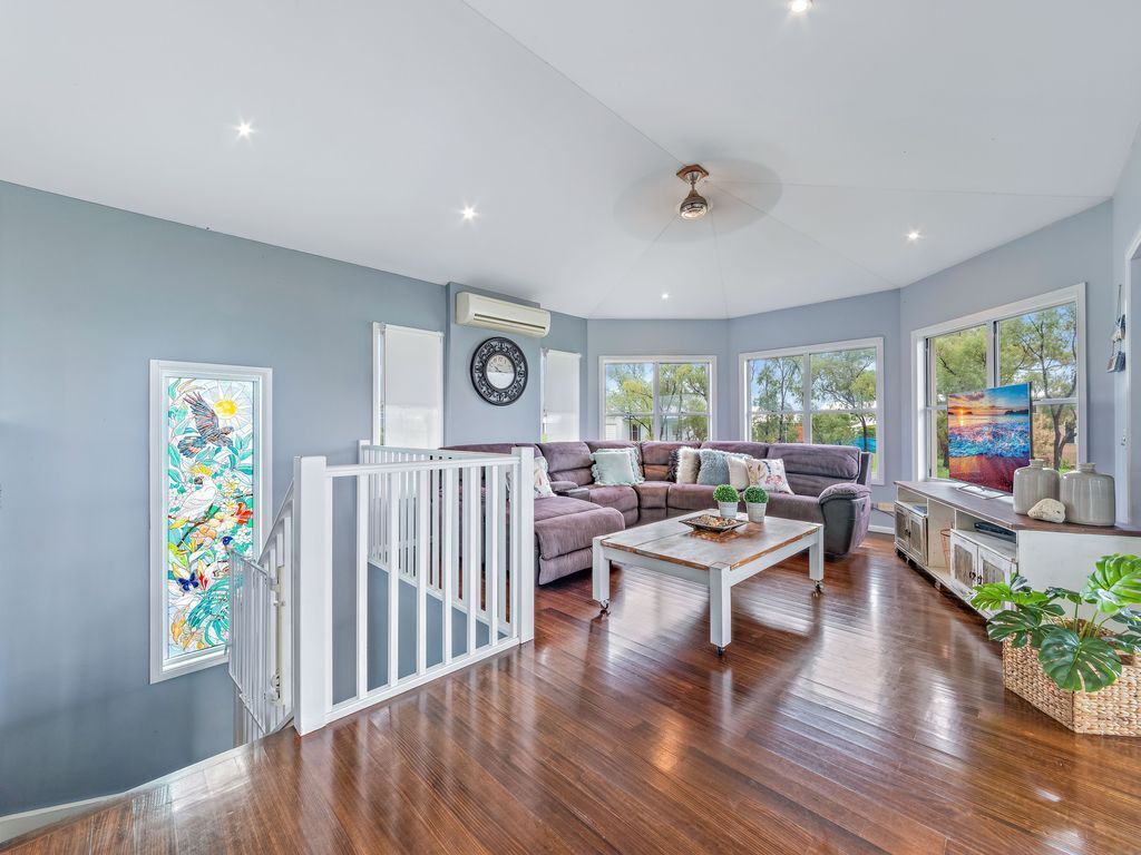 Serene Home in the Peaceful, Private Suburb of Hydeaway Bay