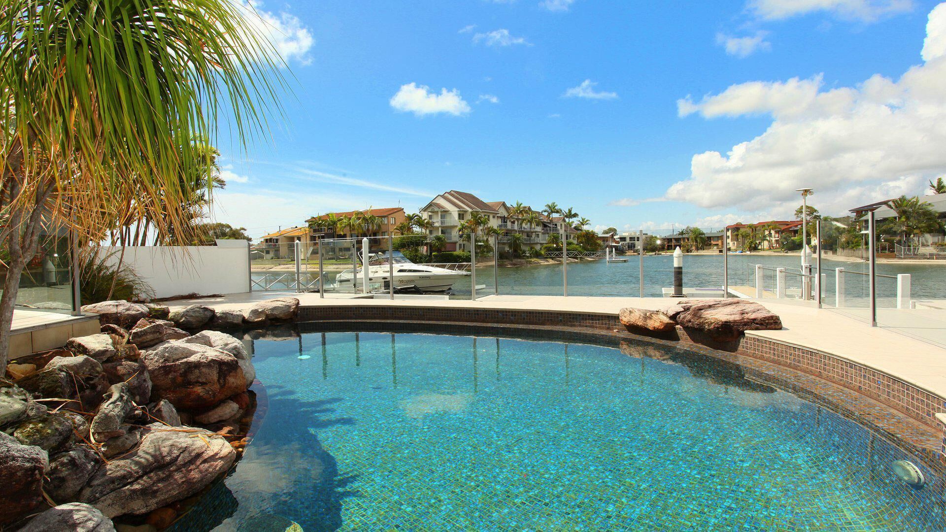 Yulunga 20 - 4 Bedroom House w/ Pool+ Wifi+ Aircon with a private pontoon in Mooloolaba