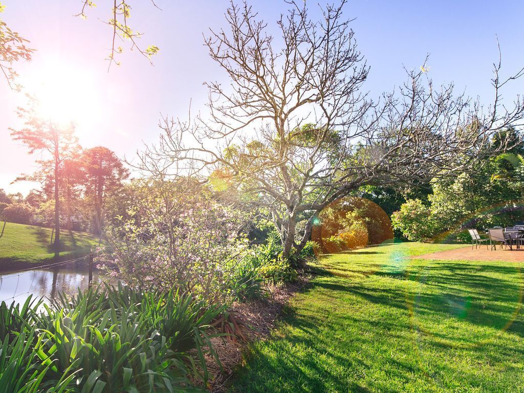 Maleny Holiday House - 4 Bedroom House - 4 Bedroom Self Contained House With 3 Queen Beds Plus 2 Single Beds, Indoor Fire Place, Outdoor Fire pit Plus Private Swimming Pool