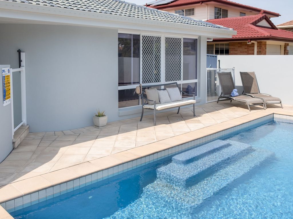 Relax at Bokarina Beach House ? Walk to Beach? Relax by the Pool