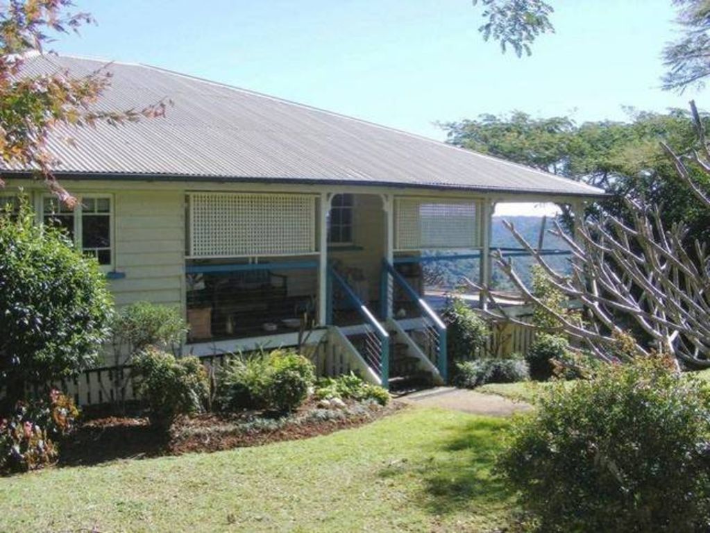 Montville Holiday House