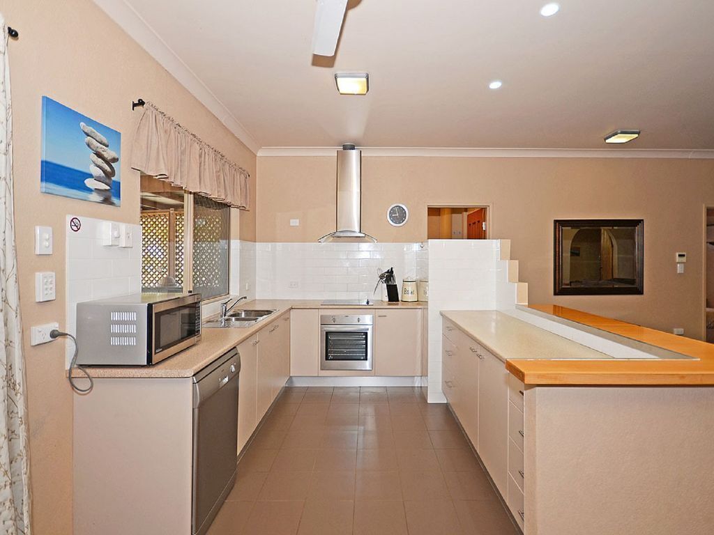 Sand n Sea - Burrum Heads- Beachfront - 4br- Aircon