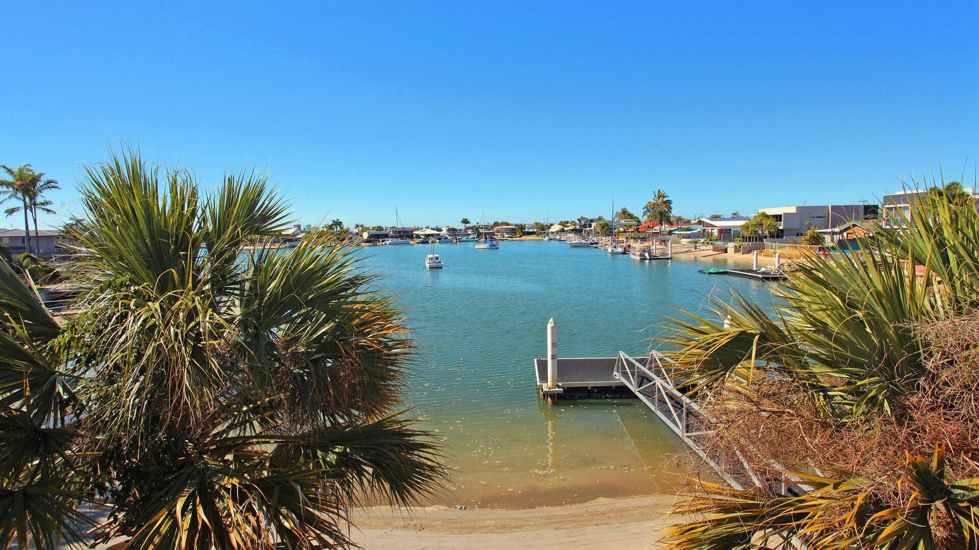 Serenity Waters 6 - 2 Bedroom + Sofa bed (sleep 5) apartment on canal in the heart of Mooloolaba